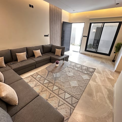 Ground floor apartment with private entrance and smart access