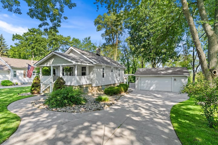 Private 1- Acre Retreat Near Downtown Holland - Holland, MI