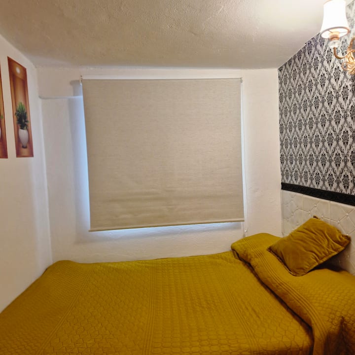Cuenta con una cama matrimonial y con un estante mediano para colocar sus artículos personales.