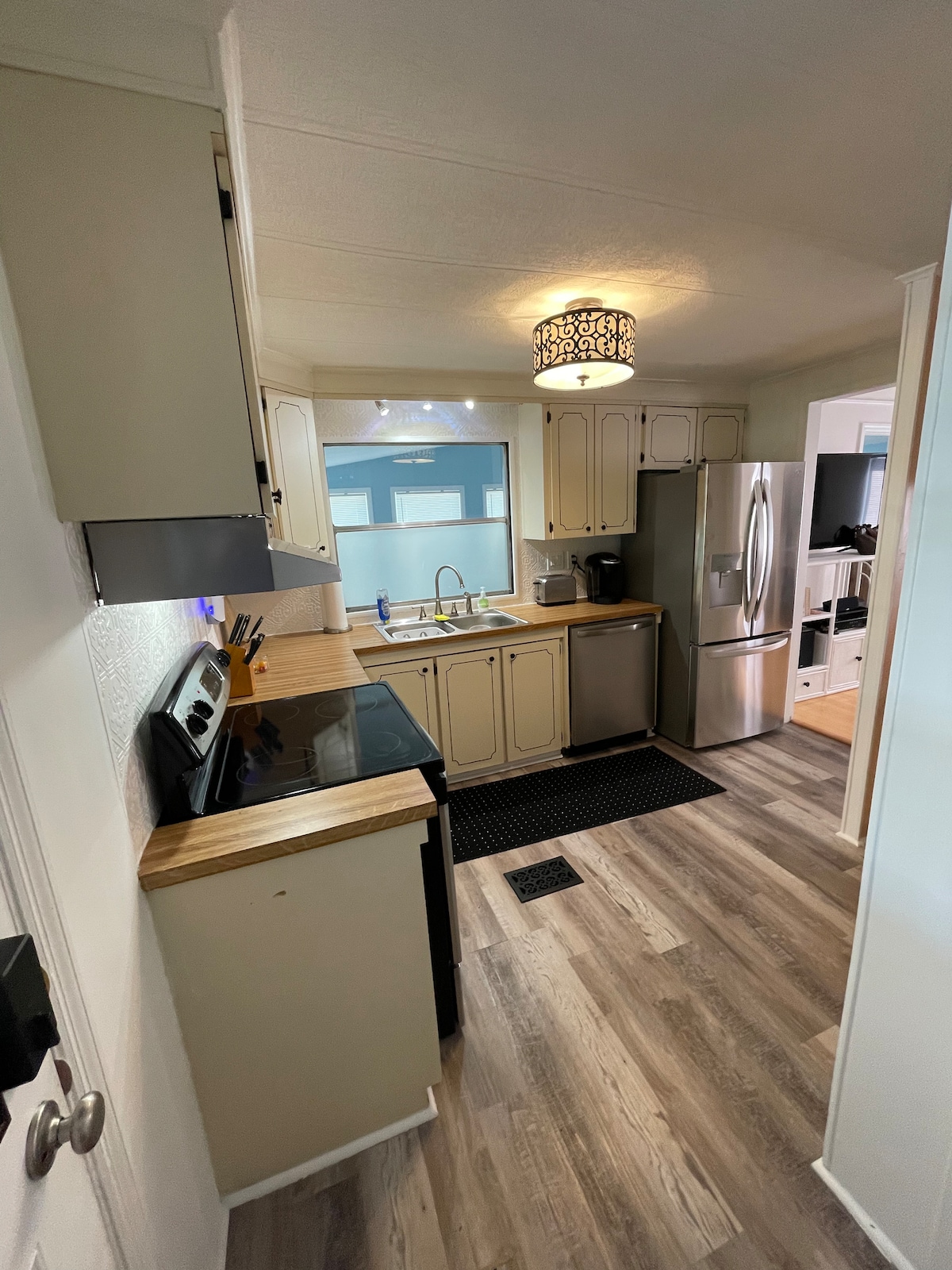 Full kitchen image 1