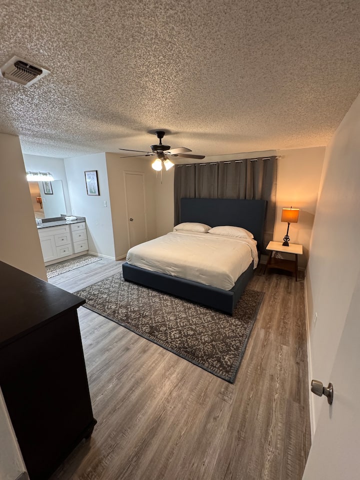 Საწოლი და აბაზანა-ტუალეტი