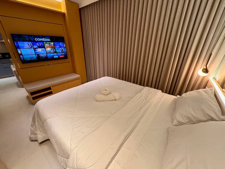 Manželská posteľ a špičková posteľná bielizeň s inteligentnou televíziou pre najlepší odpočinok 