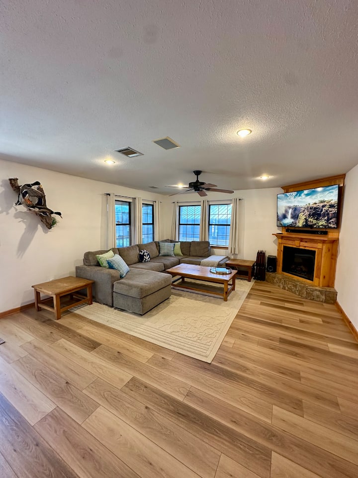 Cozy Lakefront Getaway! Bring Your Boat! - Willis, TX