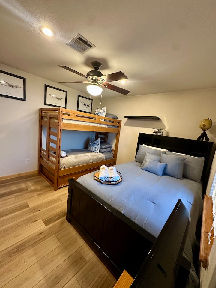 Chambre avec lits superposés.
