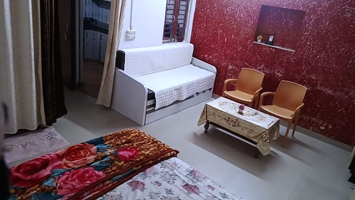 Private Studio Near Taj Airport & Railway Station - Agra