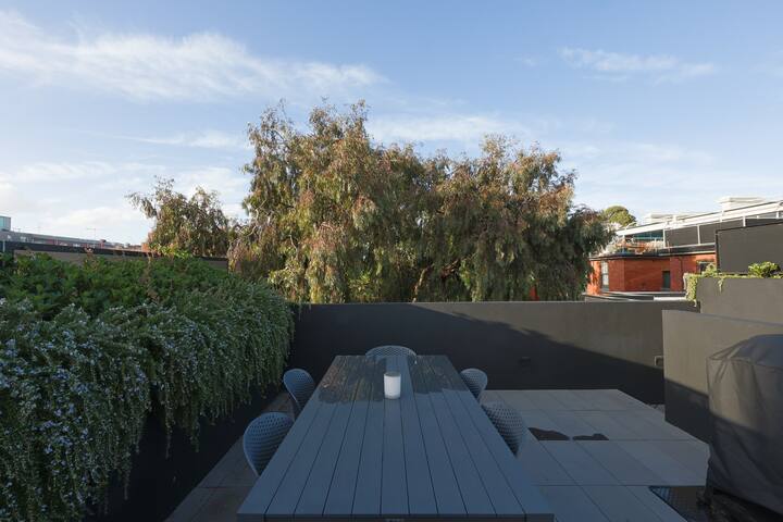 Lux 3Bed House, Rooftop BBQ & Parking – near beach gallery image 5