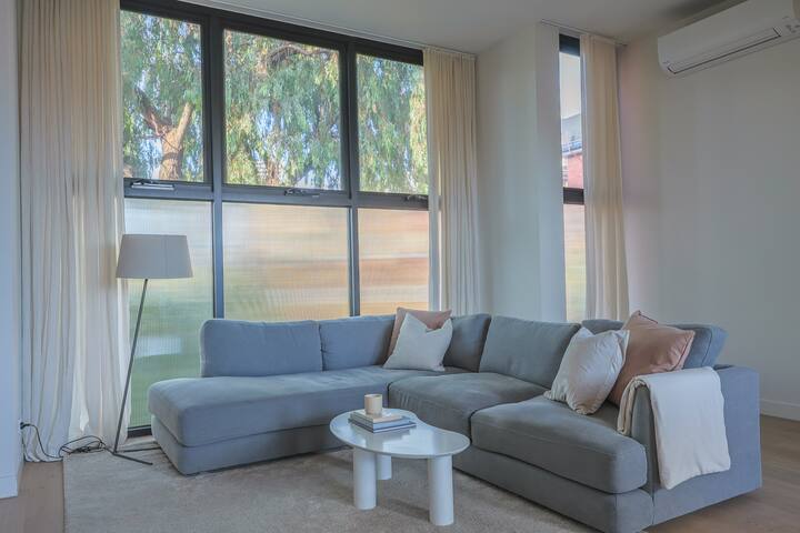 Lux 3Bed House, Rooftop BBQ & Parking – near beach gallery image 2