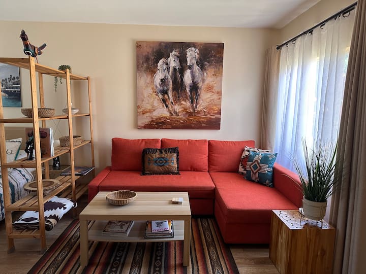 Large Sunny Studio 7 Min Drive To Downtown & Ucsb - サンタ・バーバラ, CA