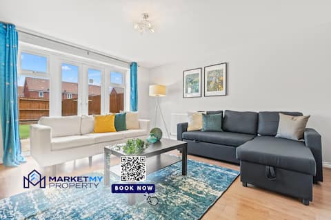 Stylish 4 Bedroom House in St Neots w Free Parking