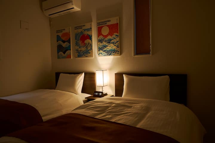 ห้องนอน 3 มีเตียงเดี่ยวสองเตียง และที่นอนเป็นที่นอน Serta ที่ออกแบบมาเพื่อการนอนหลับที่มีคุณภาพสูง　　　