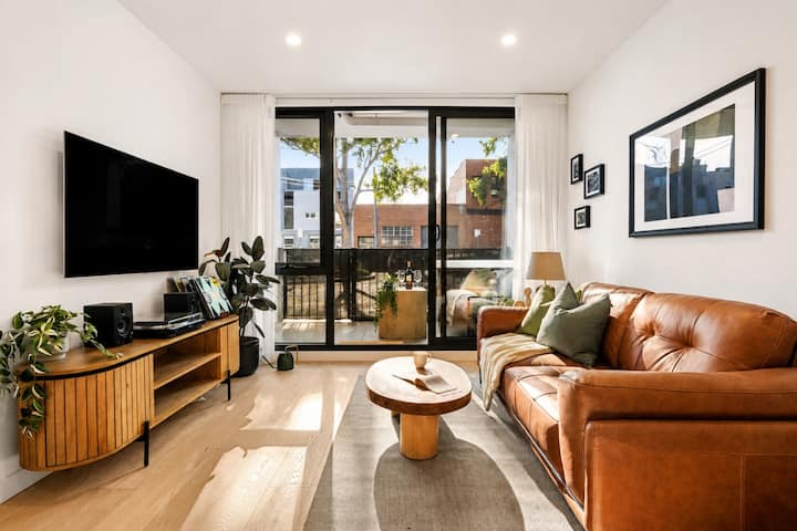 The Vinyl Abode | Free Parking + 5-Minute CBD Walk