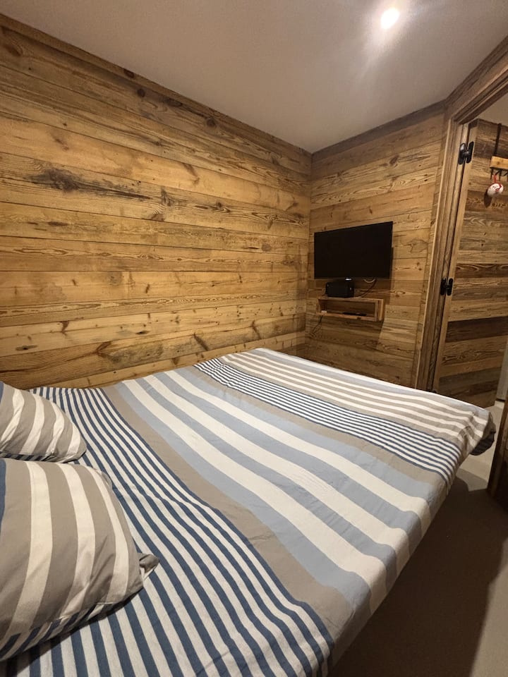 Spavaća soba: bračni krevet 160 cm