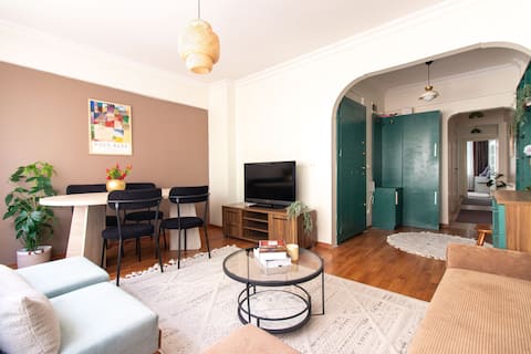 Chic 2BR Gem on Moda’s Iconic Antiques Street