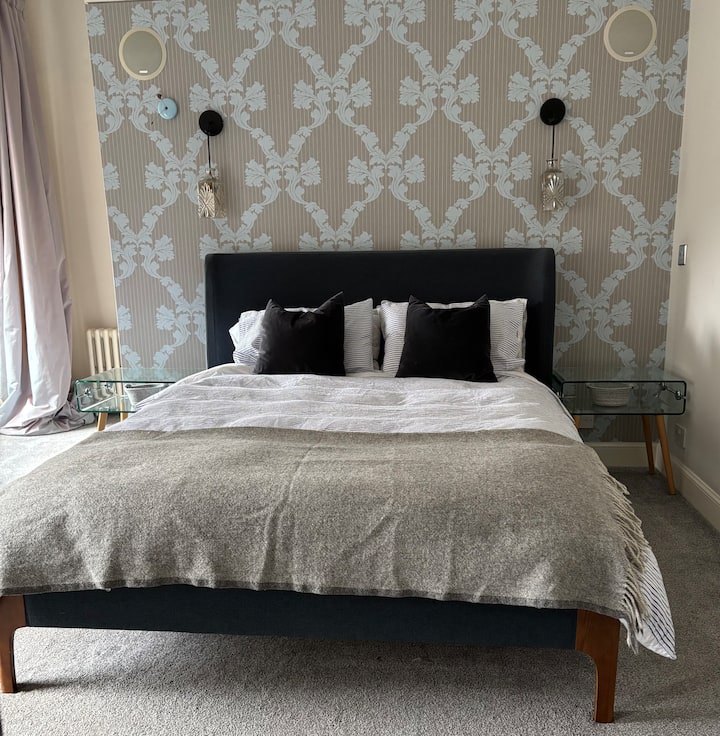 Chumba cha kulala cha kiwango cha juu kilicho na kila kitu na kutembea kwenye kabati