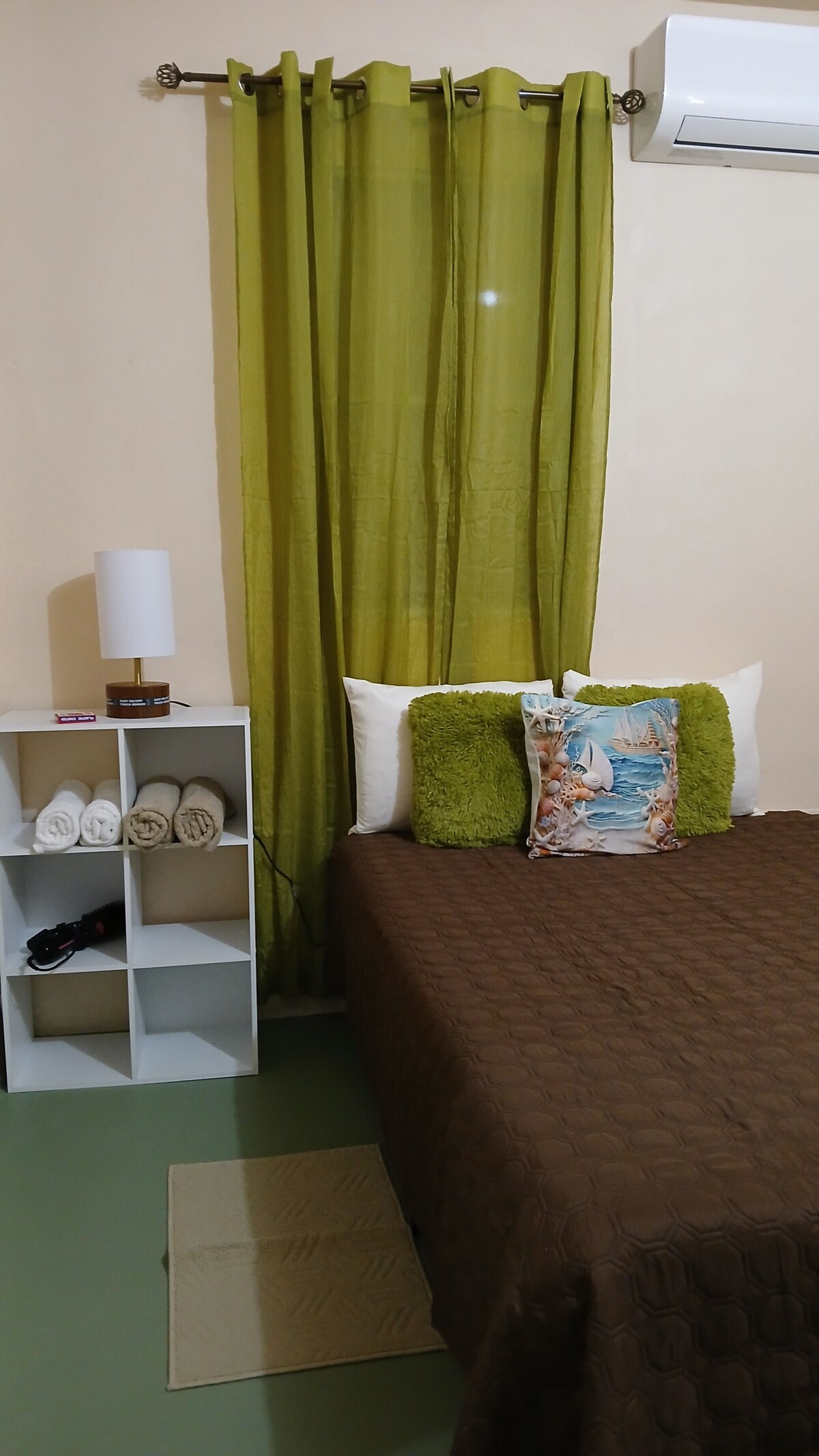 Ორადგილიანი საწოლი (სრული) კონდიციონერი, სტუმრებს აქვთ პირსახოცები, ბალიშები, თეთრეული, უთო საუთოებელი მაგიდით.