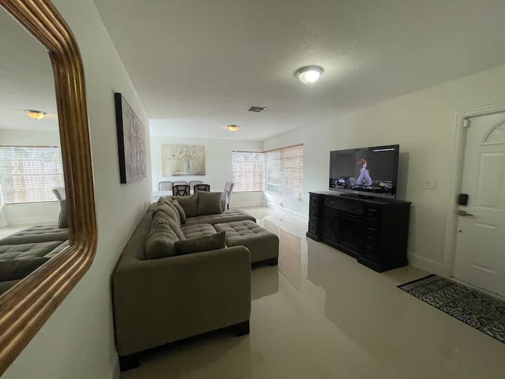 Hollywood Custer Retreat - Pembroke Pines, FL