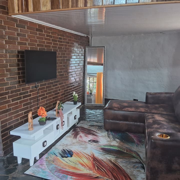 Mia & Wes 1br Cabin | Sleeps 4 | Near Matobo Park! - Zimbabue