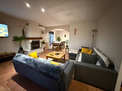 Between sea, vineyards and mountains