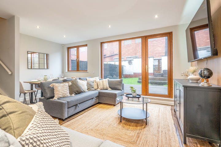 Spacious City Getaway – Sleeps 8, Free Parking - Belfast