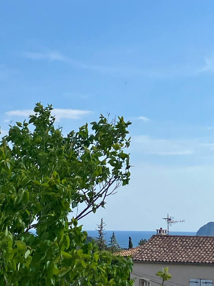 Dhoma e gjumit rozë ka 2 krevate tek, si dhe një krevat me çadër me një dyshek të përshtatshëm. Ruajtja me sirtarë, dollap rrobash dhe rafte. Disa lodra të humbura dhe një pamje e vogël nga deti... dyshemeja është freskuese dhe ventilatori po relaksohet.