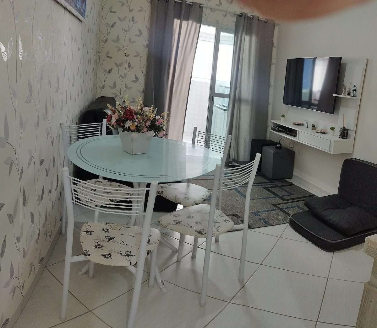 SALA DE ESTAR E JANTAR DISPÕES DE SOFA/BICAMA DE 2 LUGARES, UM SOFÁ CAMA DE CHÃO DE 1 LUGAR, MESA DE VIDRO COM 4 CADEIRAS, 1 TV 52 POLEGADAS SMART, ROTEADOR DE WI-FI E UM RACK/APARADOR, VENTILADOR DE TETO E CORTINAS