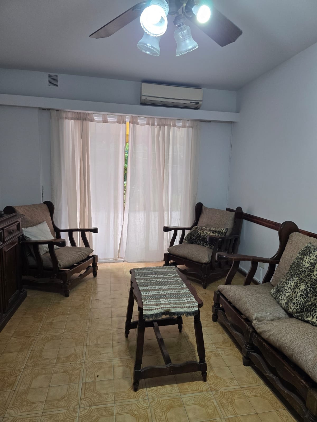 Apartamento com jardim e pátio em Flores