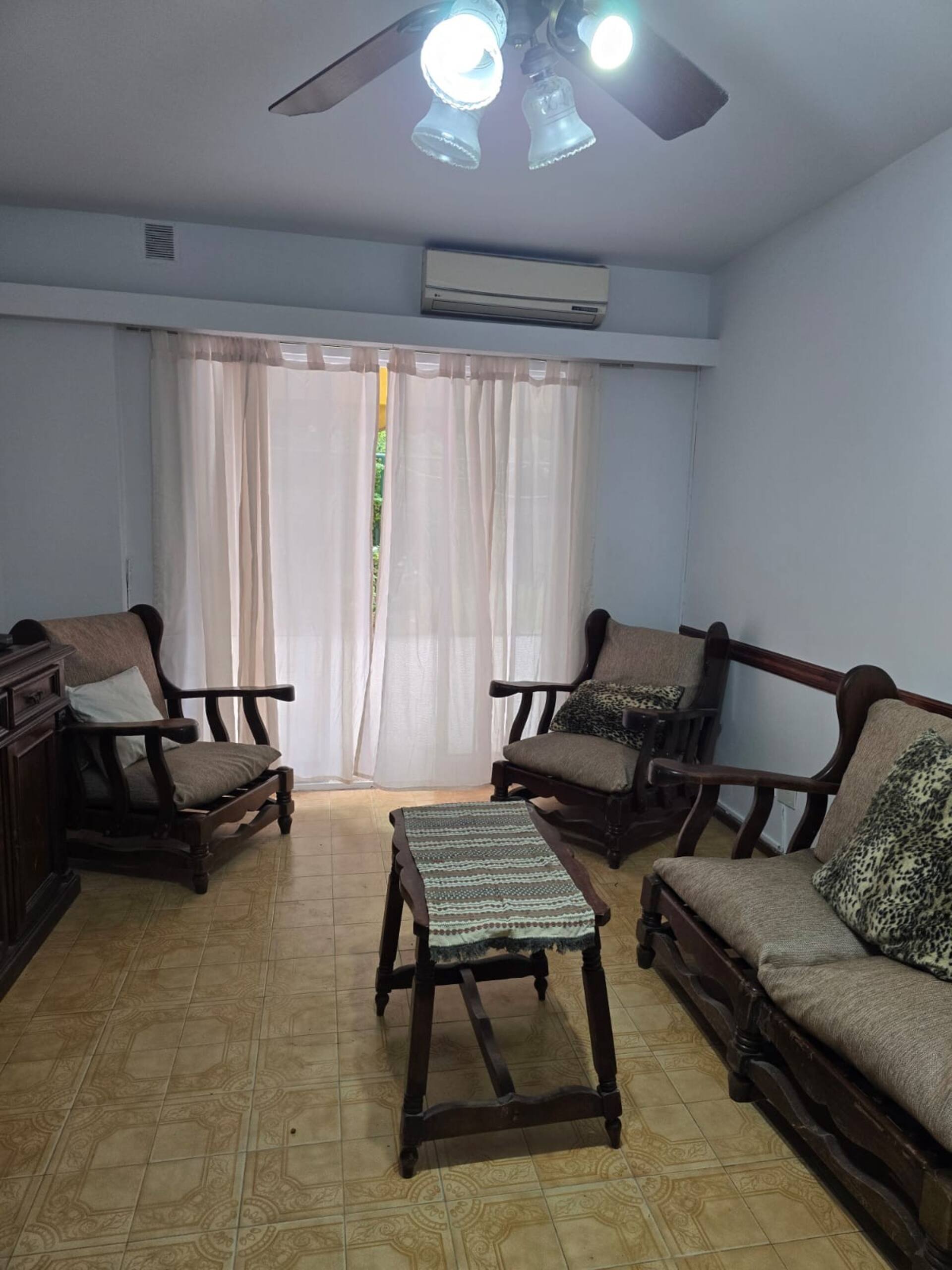 Three-bedroom apartment with patio and private garden in Flores