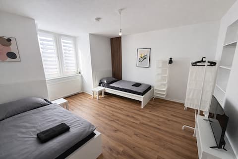 Top Airbnb: Frankfurt Messe, 7 min, 3 rooms, kitchen, bathroom, parking space, 6 beds in Gallus