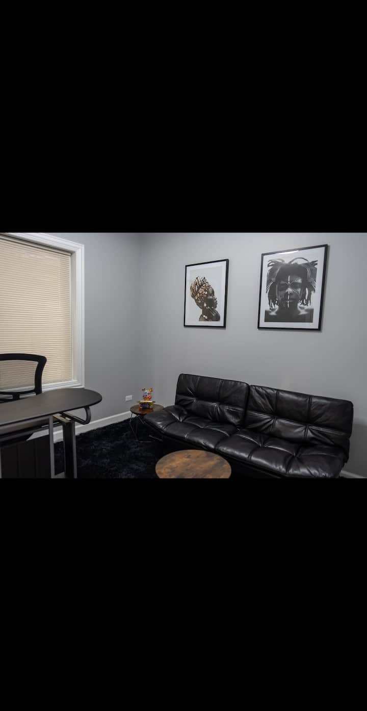 Ova svestrana soba služi i kao kućni ured s radnim stolom, stolicom i monitorom koji je spreman za vaše prijenosno računalo. Također ima elegantan kauč za spavanje, što ga čini savršenim za rad ili dodatne goste.

