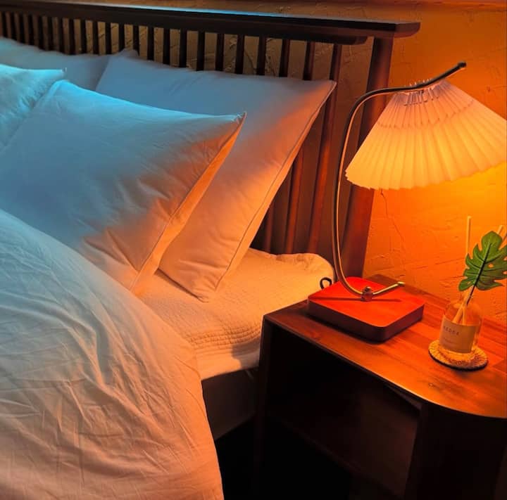 „მაუნთინ‑ჰევენში“ ჯანსაღი ძილი ჩვენი უპირველესი პრიორიტეტია. წითელი თიხის კედლებიანი ოთახები და 5‑ვარსკვლავიანი სასტუმროს ხარისხის ძალიან კომფორტული თეთრეული დაგეხმარებათ განტვირთვაში.