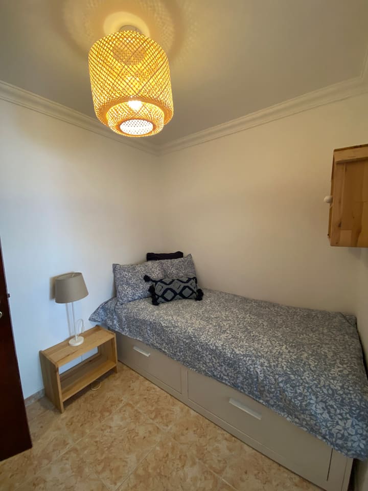 Este sofá cama se abre a una cama tamaño queen.