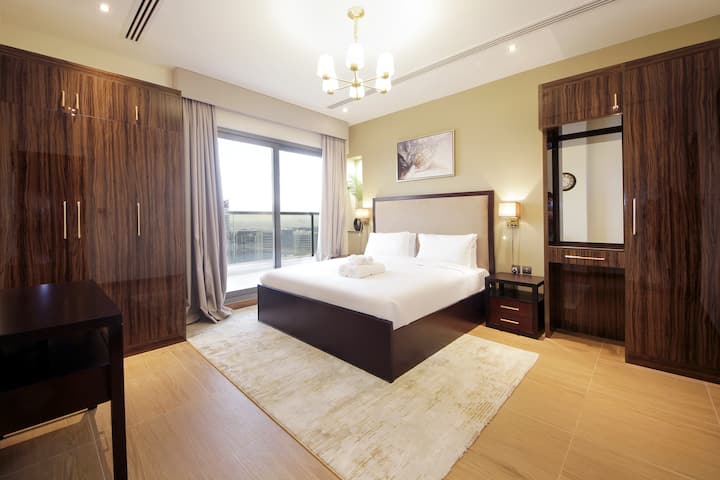 נוחו בחדר השינה, שבו מיטה מסודרת ופריסה מאוזנת יוצרים סביבה רגועה לשינה במהלך השהייה שלכם. אור עדין וחלונות מהרצפה עד התקרה עם נופים מהממים ילוו אתכם בלילות שקטים ובבוקרים שלווים.