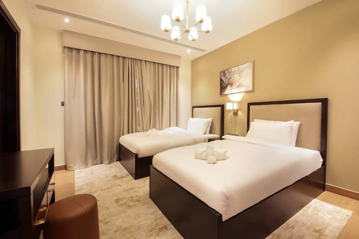 נוחו בחדר השינה, שבו מיטות מסודרות ופריסה מאוזנת יוצרים סביבה רגועה לשינה במהלך השהייה. אור עדין וחלונות מהרצפה עד התקרה עם נופים מהממים ילוו אתכם בלילות שקטים ובבוקרים שלווים.