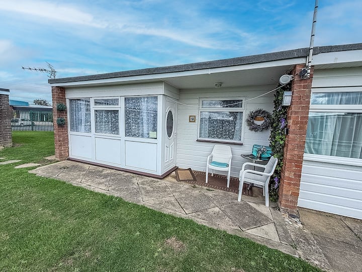 Seaside Chalet, Near Hemsby Beach Ref 83073s - Hemsby