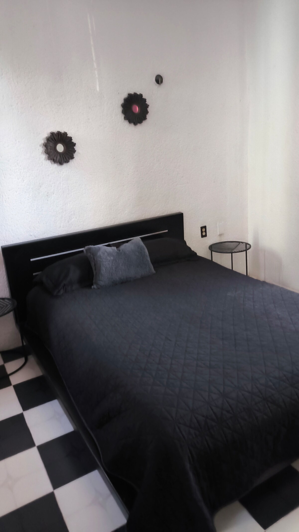 חדר שינה עם מיטת קווין סייז. מיזוג אוויר, וילונות האפלה, אזור אחסון בגדים