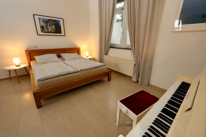 30 m ² de musique et d'une chambre avec lit double, d'une télévision et d'un canapé-lit