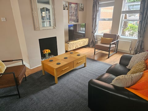 Successful Airbnb property: Stylish home & area close to city centre - parking in Blackstaff