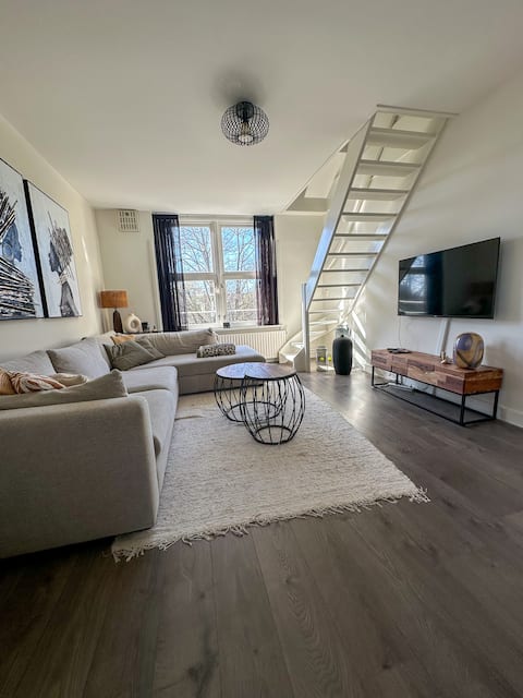Top performing Airbnb: Beautiful two bedroom apartment in Scheldebuurt West