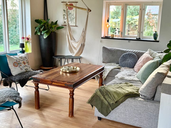 Soffan är en bäddsoffa som går att göra om till säng som är 140cm bred