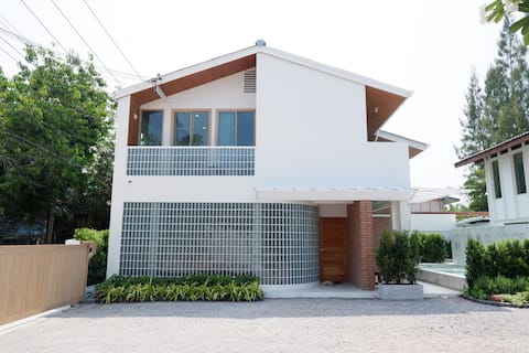 Blue Hawaii Pool Villa escape in 90s walk to beach