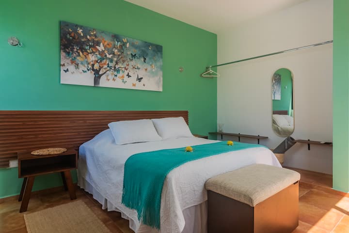 Recámara en planta baja, cómoda y fresca, con aire acondicionado y persianas blackout, ideal para mayor practicidad y un descanso relajante.