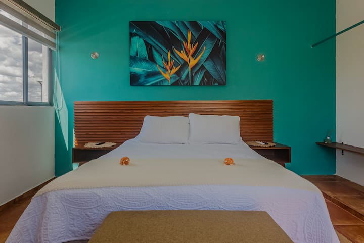Recámara cómoda, con aire acondicionado y ambiente tranquilo, ideal para un descanso reparador y confortable