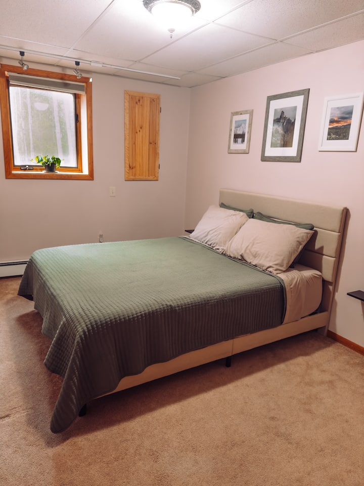 Მე ‑ 2 საძინებელში არის კიდევ ერთი კომფორტული ორადგილიანი საწოლი, რომელშიც ბევრი ბუნებრივი განათებაა. Ამ ფანჯრიდან იშლება ხედი იმაზე, თუ სად მოსწონს მოსე საცხოვრებელში სეირნობა. 