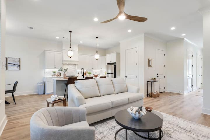 Luxury 3br W/ Fenced Yard | Near Sports Complexes - Louisiane