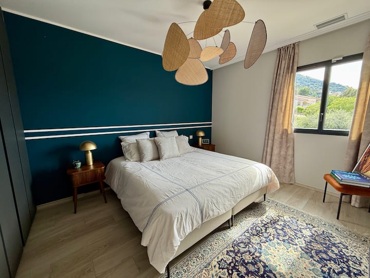 Пространа брачна спална соба 180 
Способност за одвојување на два единечни кревета 
Поглед кон планина 