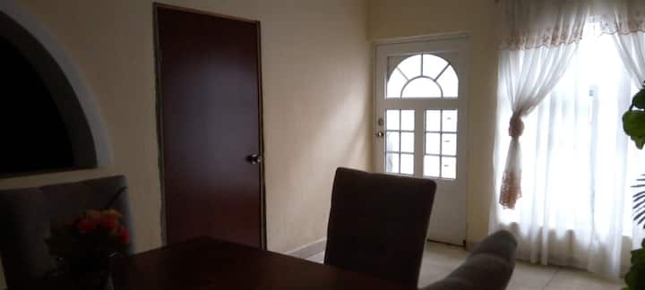 Recamara u prizemlju, bračni krevet.