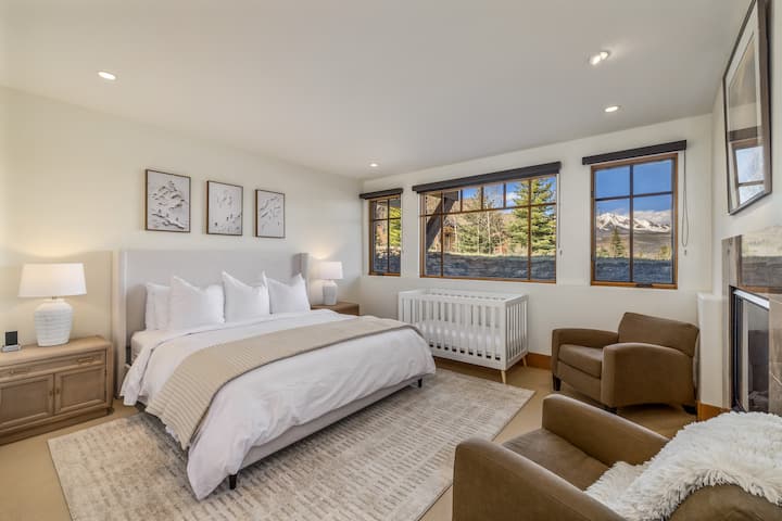 ¡Habitación principal secundaria en la planta baja junto a la sala de juegos con baño completo, cuna y hermosas vistas a la montaña!