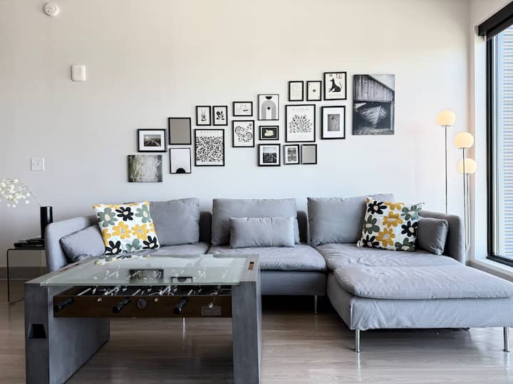 Decoração moderna com enorme sofá confortável, perfeito para assistir AO pôr DO sol OU assistir AO grande jogo