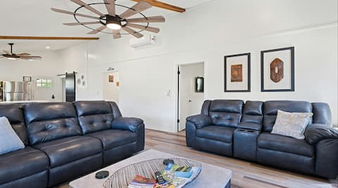 Top Airbnb: The Highview-Stylish Charm, View! Amazing Location in Maggie Valley / Waynesville