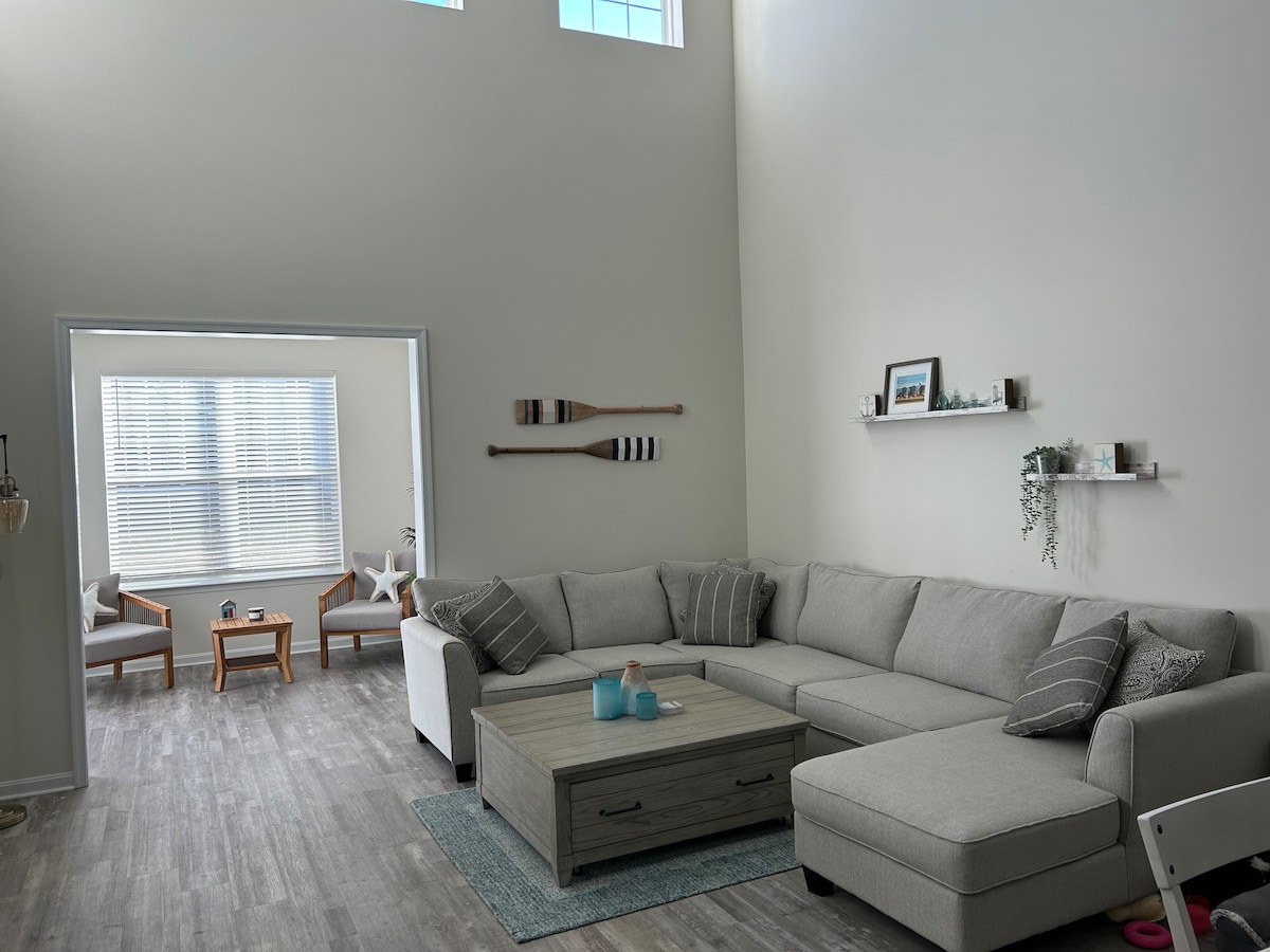 Sala de estar principal con gran sección de cama.